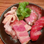 Jidori Semmon Tenii Toko Dori - ローストビーフ、鶏肉、ベーコン、ウィンナー