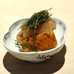 菊鮨 - ❸タイラギ貝の磯辺焼き〜出汁の染みたタイラギを炙って刻み青海苔をのせた一品。香ばしさが食欲をそそる。食べ応えのある厚み♫