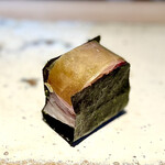 菊鮨 - ⑨鯖寿司〜シャリを取り巻く上品な鯖。