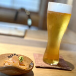 菊鮨 - ❶アコヤ貝〜第一弾は真珠養殖で知られるアコヤ貝の貝柱を食する。鰹と昆布出汁にトロッとした衣と貝身が絶妙 ♫。また生ビールに合わせて出されるタイミングが素晴らしい♫