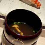 菊鮨 - 赤出汁〜シンプルなナメコの味わい。