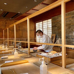 菊鮨 - 透明のパネルで綺麗に仕切られたカウンター。これぐらい対応して頂くと安心して食事ができます(*^^*)