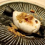 菊鮨 - ❽虎河豚白子〜昆布にのせて焼いたプリプリの白子、焼き解した唐墨を添えて塩味を加える。小石原焼きのお皿に極上の幸せな逸品 ♫