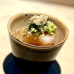 菊鮨 - ❹鰆～小鉢に大きな鰆の切り身に葱、胡麻、山葵をのせ、大胆にかぶりつく。