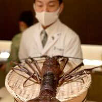御料理 まつ山 - ご主人と比較すると、その大きさがよくわかる地物の伊勢海老ちゃん(*^^*)