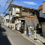 【2021年12月】店舗外観。住宅街の一戸建て住宅の1階部分が店舗です。