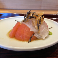 京味 もと井 - 真鯛のお造り フルーツトマトと菜の花添え