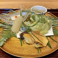 京味 もと井 - 八寸(百合根のお豆腐、酢なまこ、ふきのとうの天ぷら、くわいのチップス、ヒラメの昆布巻き、水タコの柔らか煮、数の子)