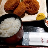 季の庭 神田店 - ﾒﾝﾁ･ｺﾛｯｹ合盛り定食の左側