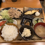 魚焼男 - ”大満足定食“ 沖目鯛西京焼と豚肉の生姜焼きを選択