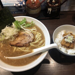 麺dining けいず - 豚骨醤油らぁ麺と角煮丼