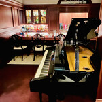 エグザス　ザ　バー - ◎バーは英国調のアンティークのシックで落ち着いた雰囲気で、グランドピアノが真ん中に置かれている。