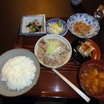 もつ焼　多しろ - もつ煮込み定食　品数が一杯
