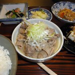 もつ焼　多しろ - このもつ煮込みはうまい