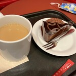 カフェ・ベローチェ - カフェオレとチョコレートケーキ