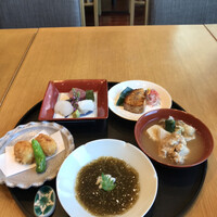 日本橋浅田 - 五段弁当６０５０円。中身。お造り三点盛り、鰤漬け焼き、蟹クリームコロッケ、治部煮、もずく酢。お造りは鰤、カレイ、イカです。全体的にはとても美味しかったです（╹◡╹）