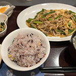 鶏龍軒 - 細切り肉と茎にんにくの玉子炒め　950円