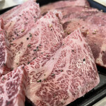 黒毛和牛焼肉 新宿肉善 - 黒毛和牛カルビ