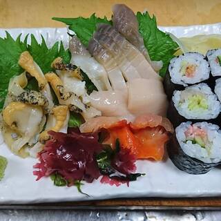 Enjoy sashimi and Sushi made with fresh seafood♪