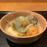 尾頭橋すみや - 具材はよそってくれる/コトコトとよく煮込まれてとろとろで染み渡る