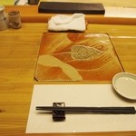 美喜鮨 - 陶板がカウンターに嵌めこまれている