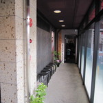 奥に広い待合室があります。