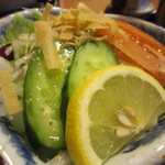 まるや本店 - サラダは、塩だれドレッシングでさっぱりと。
      
      パリパリのじゃこと大根の千切りも。
      
      
      