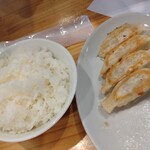 九州らーめん 亀王 - 餃子ライスセット(本当は餃子もう1個先に食べちゃいました…)。