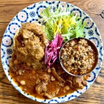 東新宿 サンラサー - 花山椒キーマカレー・馬スジとひよこ豆のトマトカレー・無水チキンカレー