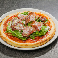 生ハムとルッコラのピッザ