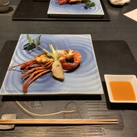 日本料理 鳥羽別邸 華暦 - 焼　物：伊勢海老玉酒蒸し焼き。小蕪炭火焼き。ビスク風のソースが美味しい。