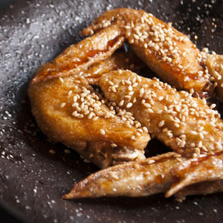 最受歡迎的是炸鸡翅。您可以享用炸串等各種菜單。