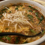 Mimmin - 宮崎辛麺(2辛)。0〜3辛を選べるが、美味しく食べられる2辛にした。溶き卵とニンニク、ニラなど具沢山なスープに、冷麺の麺が熱々で投入されている。