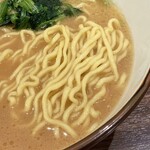 横濱家 - 中細でウェーブした麺は長さがあります。