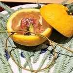 銀座 しのはら - 手前には柳の枝を丸く結んだ結び柳