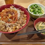 Sukiya - にんにく赤だれ白髪ねぎ牛丼(メガ+つゆだく+ねぎだく)オクラサラダセット