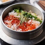 Crab and salmon roe Kamameshi (rice cooked in a pot) (large)