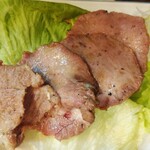 もつ焼 まるい - 黒タン刺し