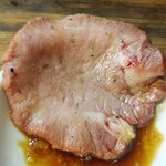 もつ焼 まるい - 黒タン刺し