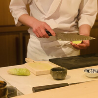 鮨　いの - 山葵を叩き中