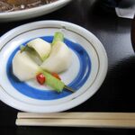三喜食堂 - キレイに皮の剥かれた小蕪の浅漬け