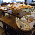 大須ベーカリー - 約80種のパンが並ぶ