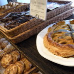 大須ベーカリー - 約80種のパンが並ぶ