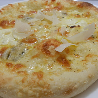 トマト・チーズソースを使った石窯ピザやこだわりパスタが魅力◎