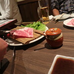 焼肉はひとくちめ だるま - 黒毛和牛リブロース断面焼きは店員さんが焼き奉行