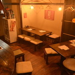 下西川町酒場 はね黒 - 木の温もりある店内。
