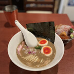 酒肴場 屯 - 濃厚煮干し蕎麦（味玉入り）¥900、海鮮丼¥500