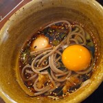 なぜ蕎麦にラー油を入れるのか。 - 生卵投入