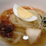 Pyompyonshaommakicchin - ”ミニ冷麺”は”盛岡冷麺”、小麦粉を使用した半透明の麺を使用しています。