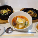Pyompyonshaommakicchin - ”ハーフ ＆ ハーフスペシャル” は”ミニ冷麺”、”ミニ石焼ピビンパ”、”ミニチヂミ”の３品のセットです。